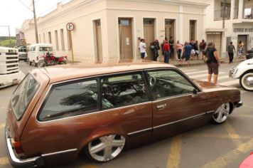 Foto - 6º Encontro de Carros Antigos, 2º Feira Artesanal e Gastronômica e Apresentação de Capoeira 