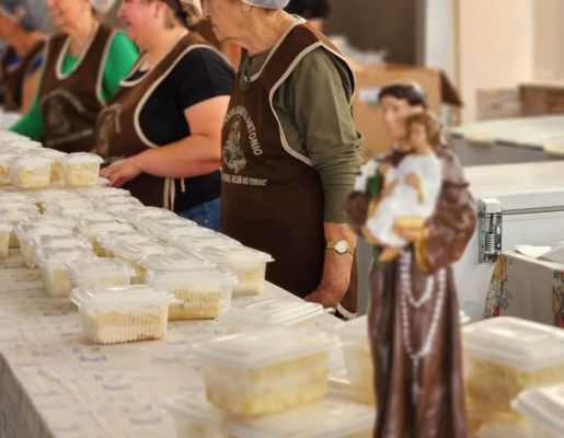 Foto - Tradicional bolo de Santo Antonio